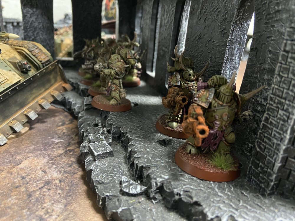 Plague Marines in the centre
